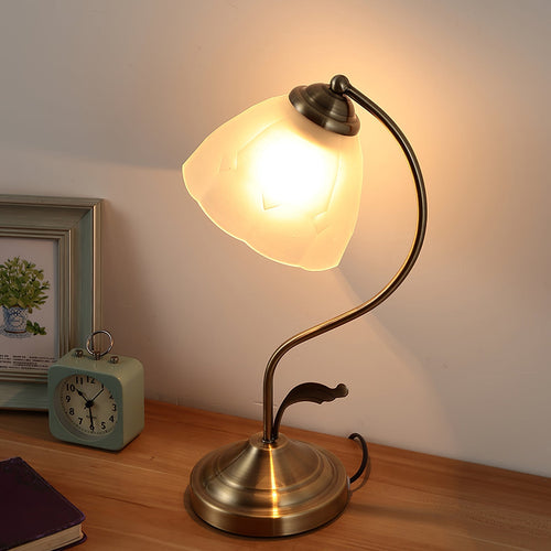 Skanto | LuxePetal – Hvit og blå glass blomstertablelampe i gull