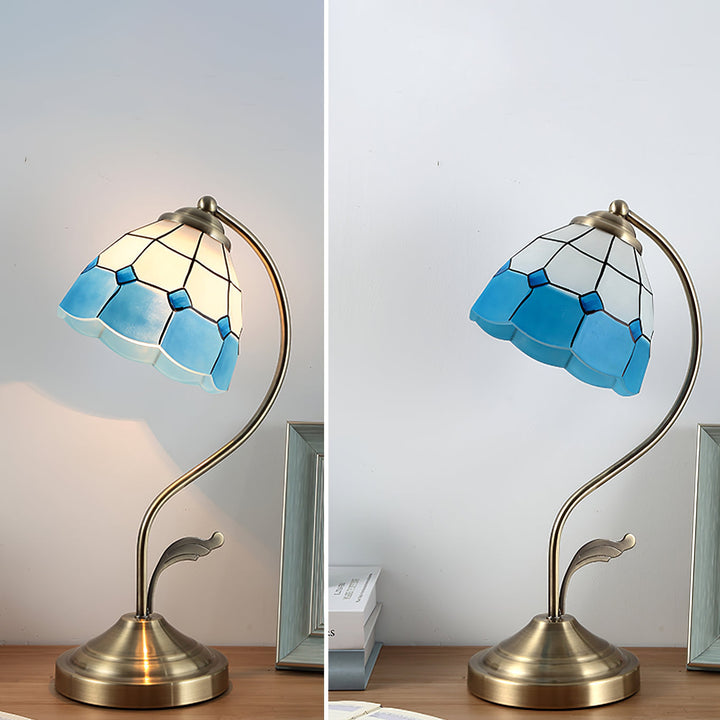 Skanto | LuxePetal – Hvit og blå glass blomstertablelampe i gull