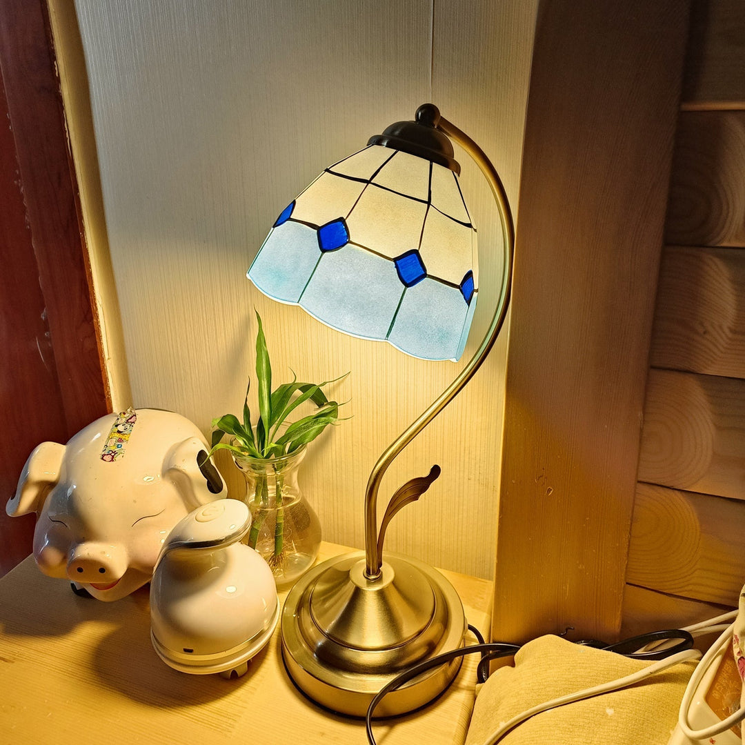 Skanto | LuxePetal – Hvit og blå glass blomstertablelampe i gull