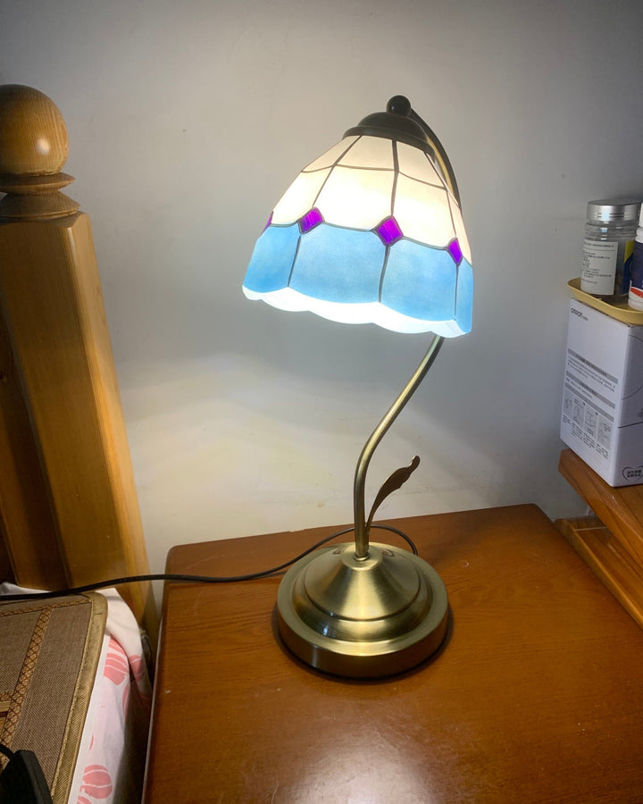 Skanto | LuxePetal – Hvit og blå glass blomstertablelampe i gull