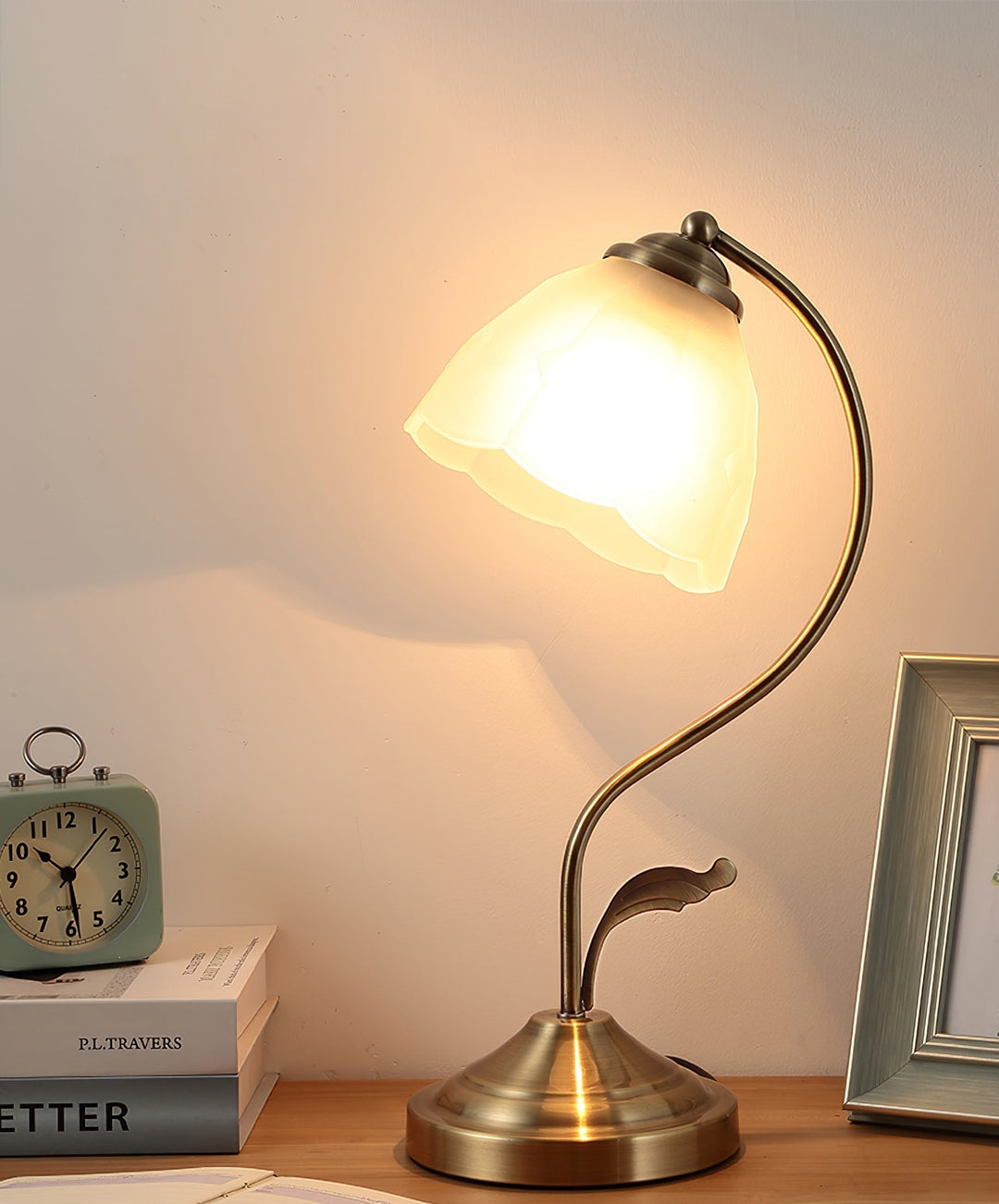 Skanto | LuxePetal – Hvit og blå glass blomstertablelampe i gull