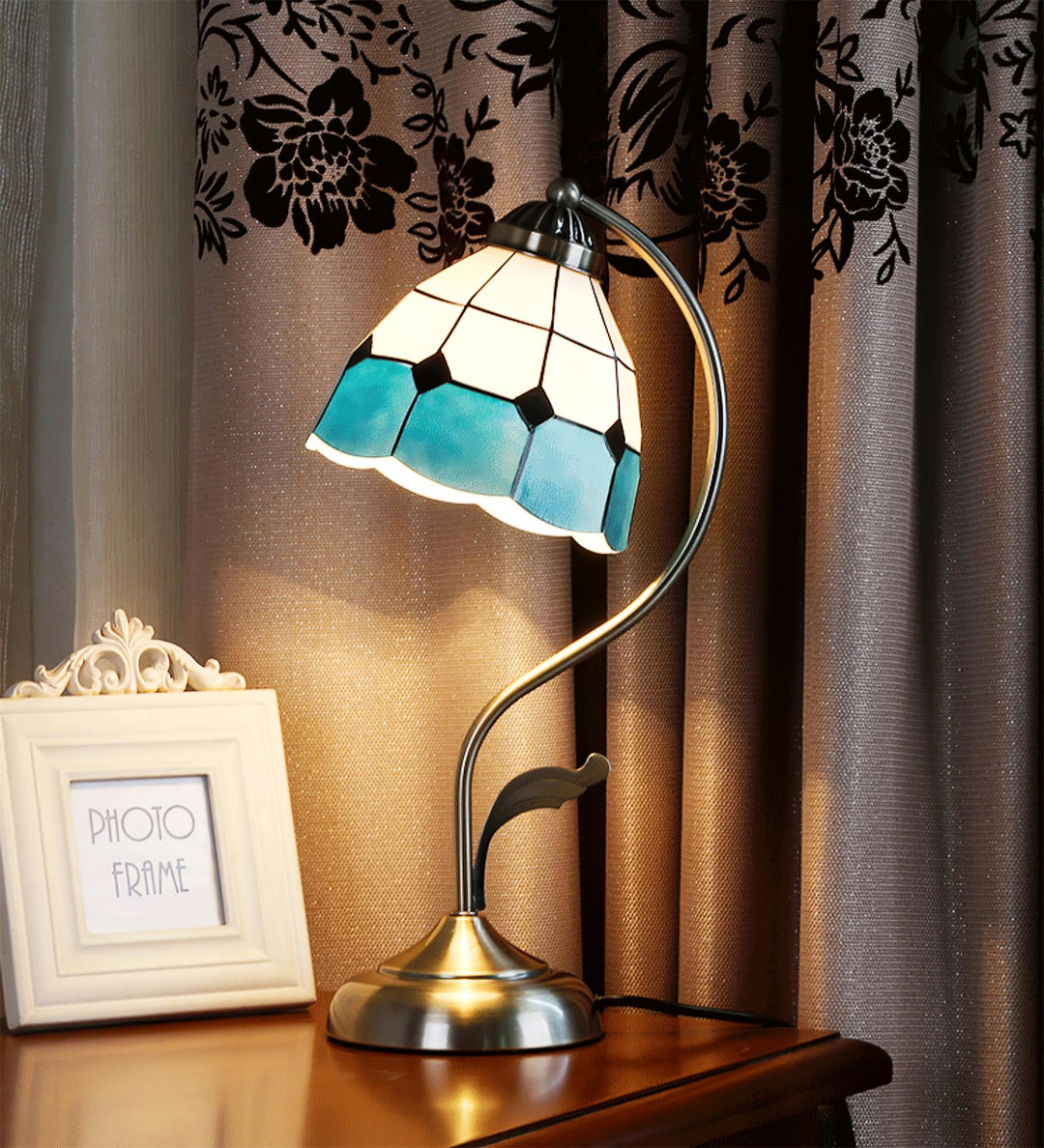 Skanto | LuxePetal – Hvit og blå glass blomstertablelampe i gull