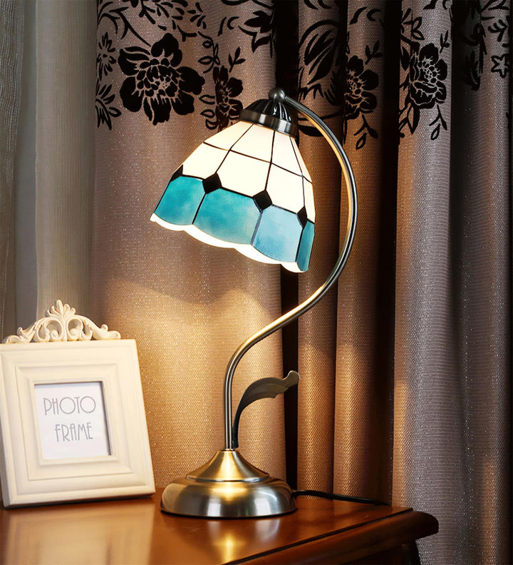 Skanto | LuxePetal – Hvit og blå glass blomstertablelampe i gull