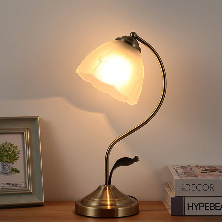 Skanto | LuxePetal – Hvit og blå glass blomstertablelampe i gull