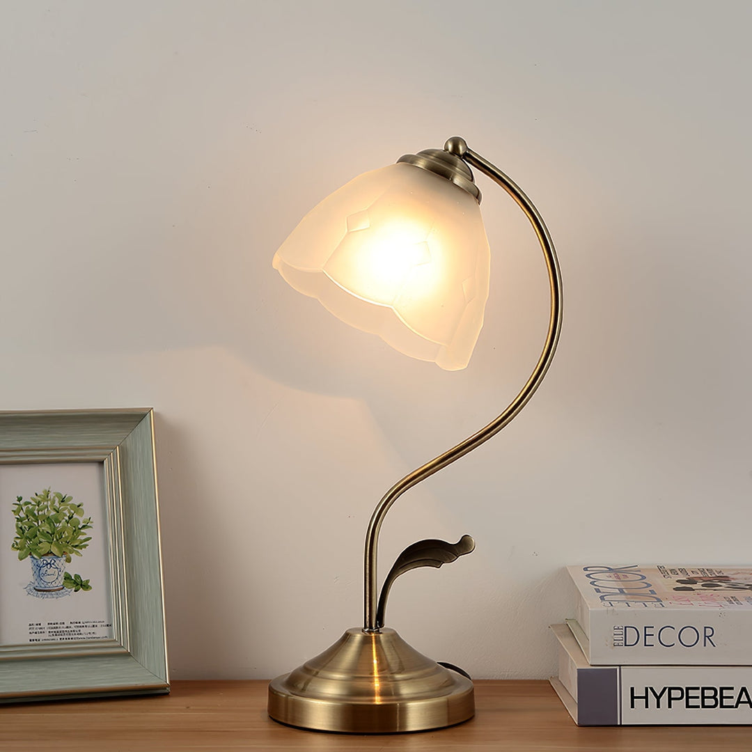 Skanto | LuxePetal – Hvit og blå glass blomstertablelampe i gull