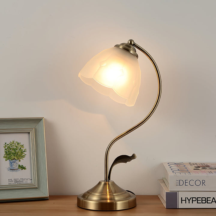 Skanto | LuxePetal – Hvit og blå glass blomstertablelampe i gull