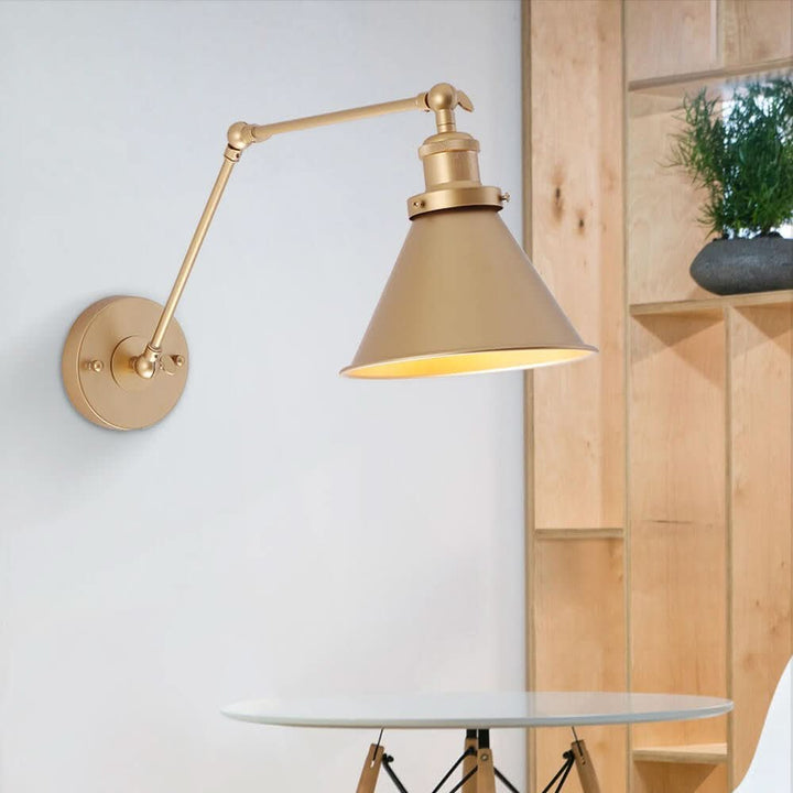 Skanto | Mid-Century Justerbar Metall Vegglampe – Messing & Svart