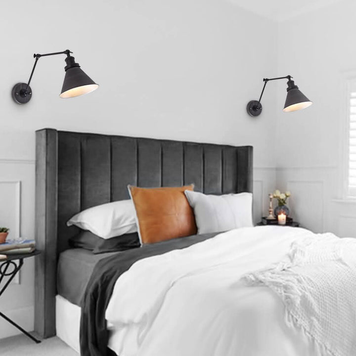 Skanto | Mid-Century Justerbar Metall Vegglampe – Messing & Svart