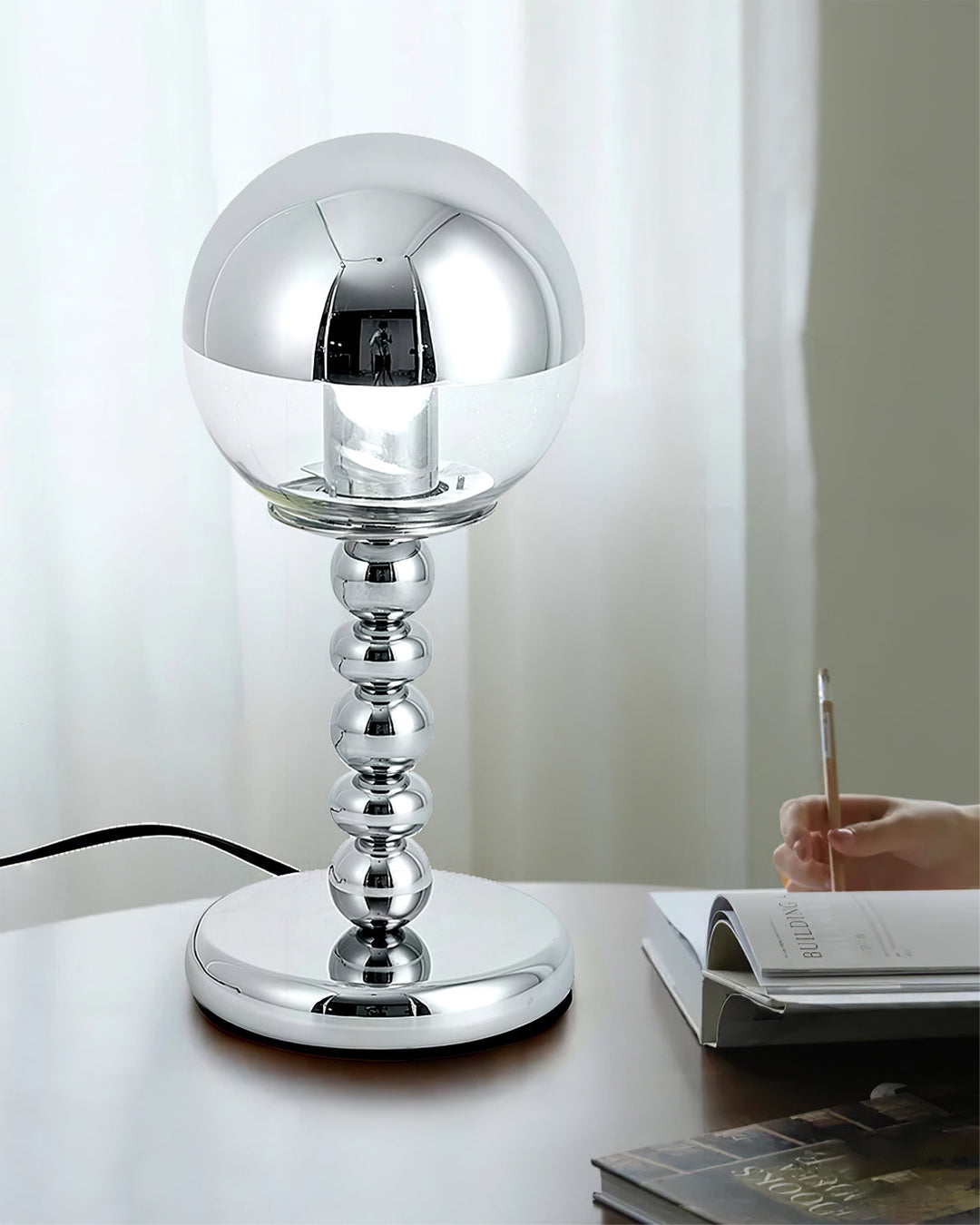 Skanto | MirrorGlow – Minimalist krom bordlampe