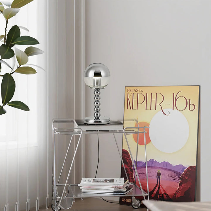 Skanto | MirrorGlow – Minimalist krom bordlampe