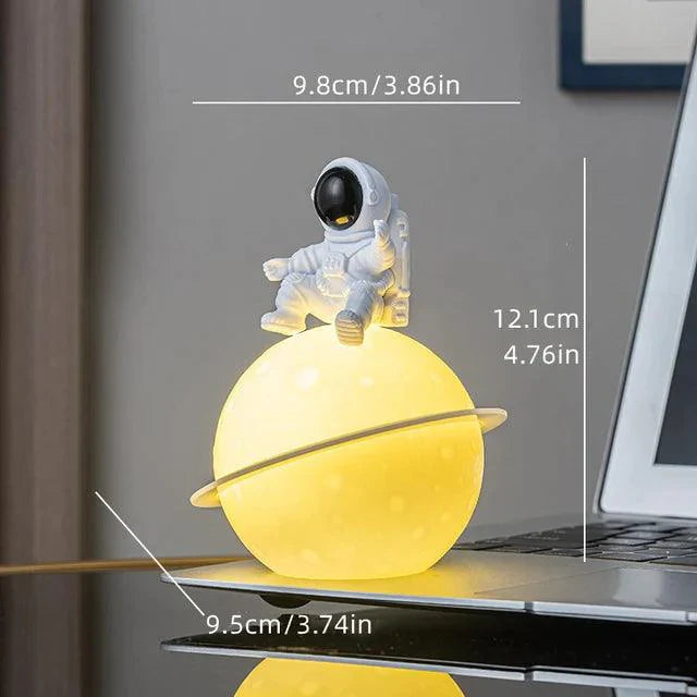 Skanto | AstroLume Astronaut Skulptur med Planet Nattlys | Moderne Dekorativt Høydepunkt | Miljøvennlig PVC & ABS | 9.8 x 12.1 cm