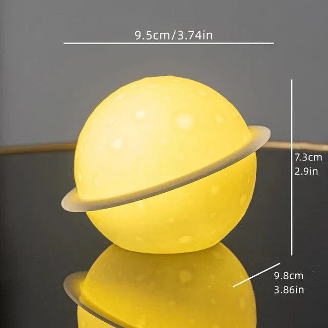 Skanto | AstroLume Astronaut Skulptur med Planet Nattlys | Moderne Dekorativt Høydepunkt | Miljøvennlig PVC & ABS | 9.8 x 12.1 cm