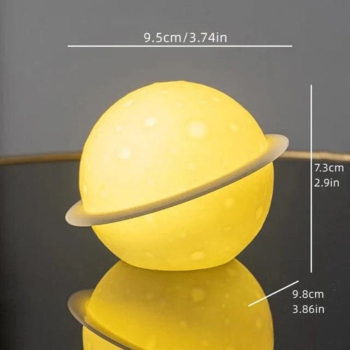 Skanto | AstroLume Astronaut Skulptur med Planet Nattlys | Moderne Dekorativt Høydepunkt | Miljøvennlig PVC & ABS | 9.8 x 12.1 cm