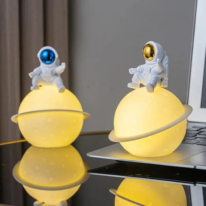 Skanto | AstroLume Astronaut Skulptur med Planet Nattlys | Moderne Dekorativt Høydepunkt | Miljøvennlig PVC & ABS | 9.8 x 12.1 cm