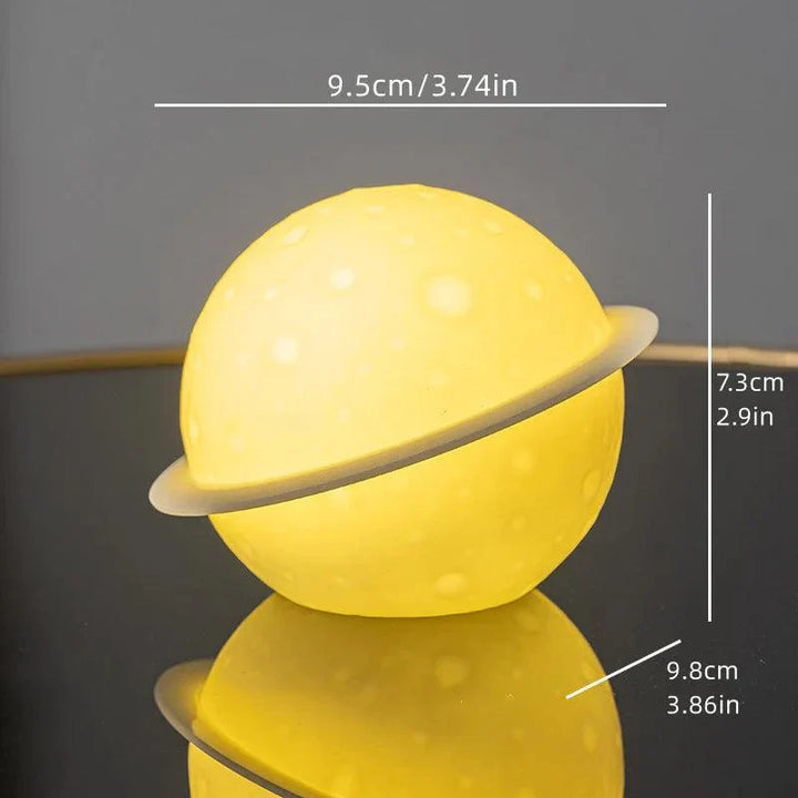 Skanto | AstroLume Astronaut Skulptur med Planet Nattlys | Moderne Dekorativt Høydepunkt | Miljøvennlig PVC & ABS | 9.8 x 12.1 cm