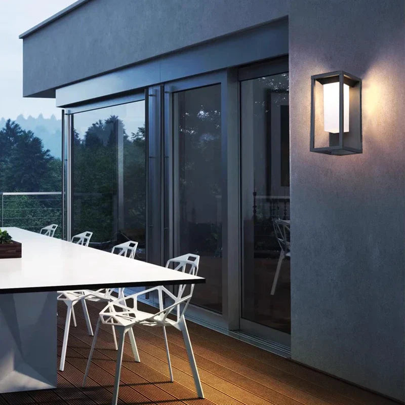 Moderne LED vegglampe for utendørs bruk, energibesparende og værbestandig | Skanto