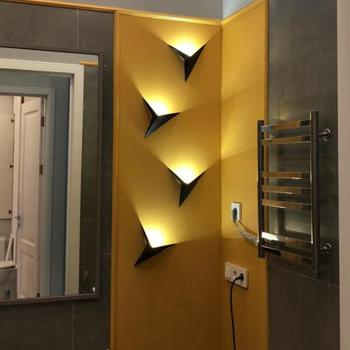 Minimalistisk trekantet LED-vegglampe | Moderne design i ack/Hvit | Ideell for stue og bad