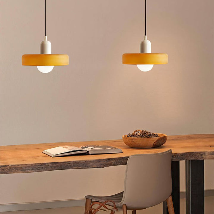 Skanto | Bauhaus Farget Glasspendellampe for Moderne Interiører