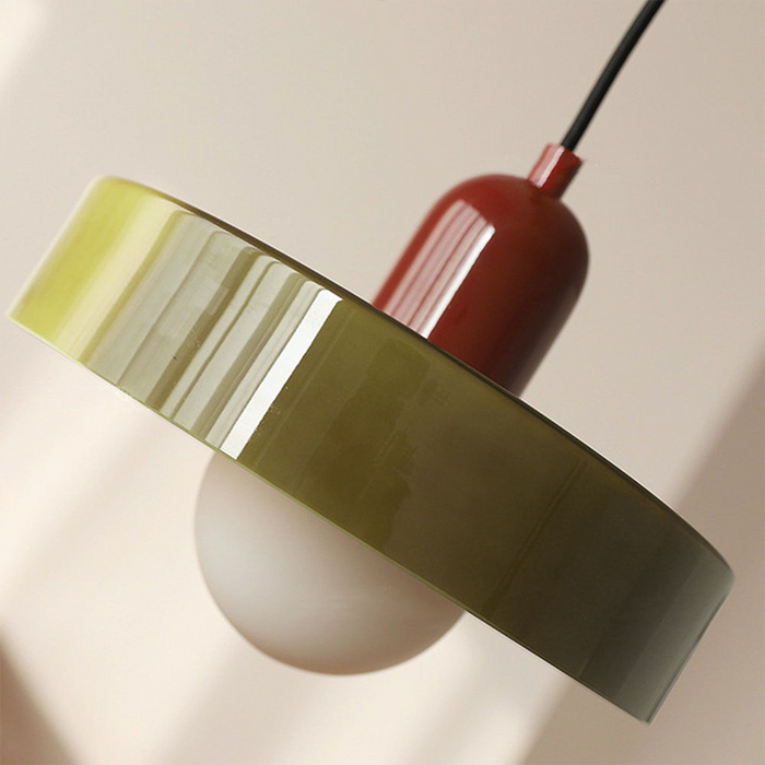 Bunte Glas-Pendelleuchte im Bauhaus-Stil