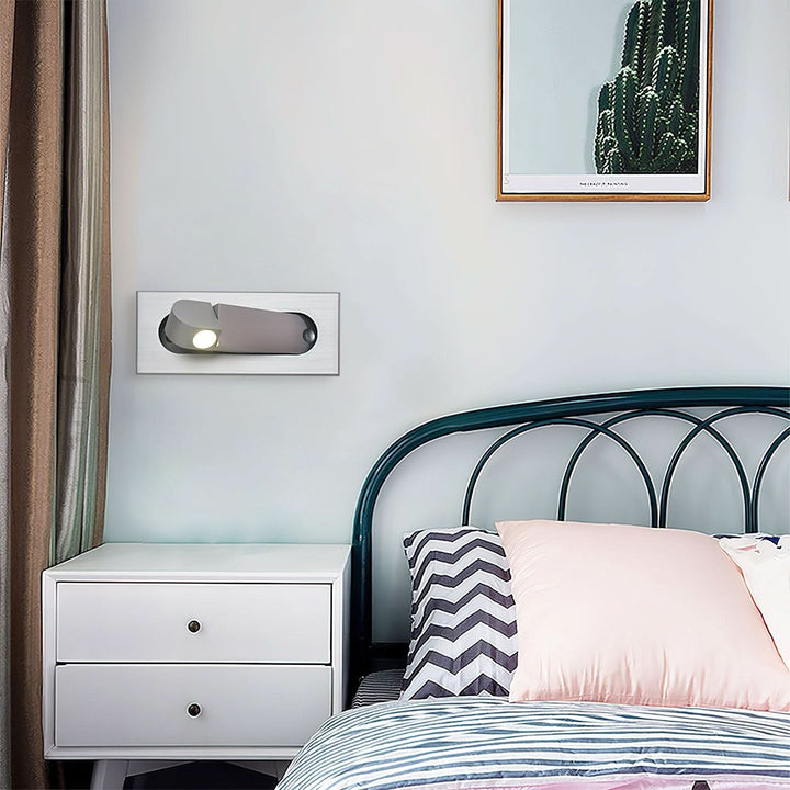 Verstellbare LED-Wandleseleuchte am Bett