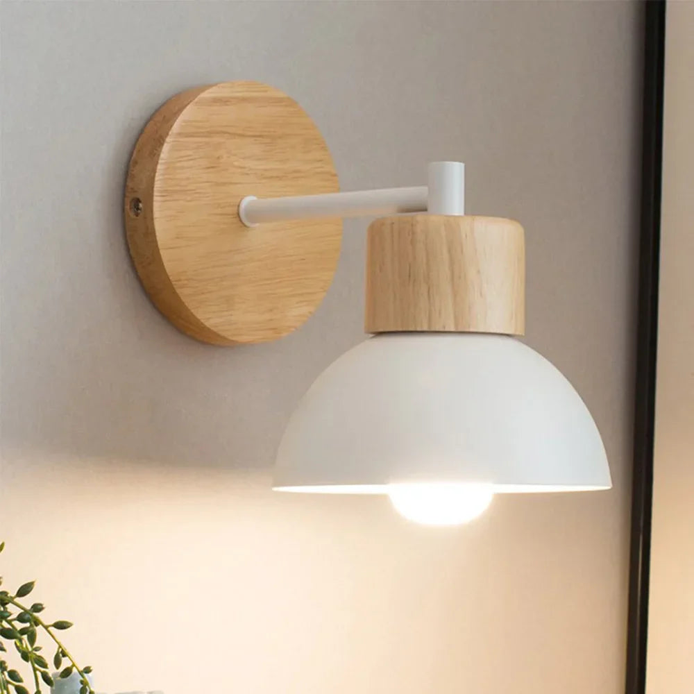 Moderne vegglampe laget av tre og metall for stue eller soverom - Skandinavisk design | Skanto