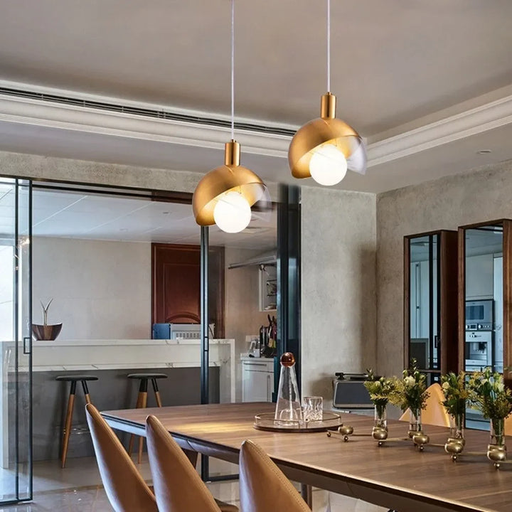 Moderne gyldne pendellamper for spisestue og kjøkken, elegant design med kulelamper | Skanto