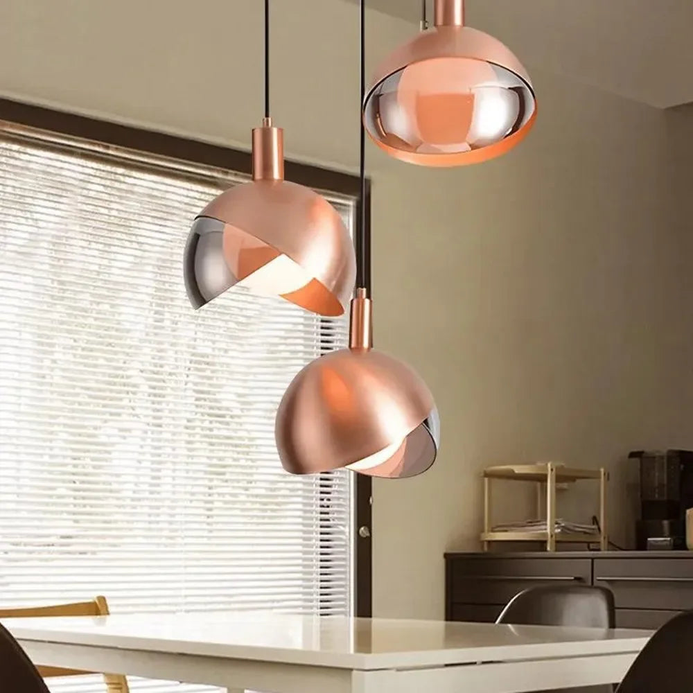 Moderne gyldne pendellamper for spisestue og kjøkken, elegant design med kulelamper | Skanto