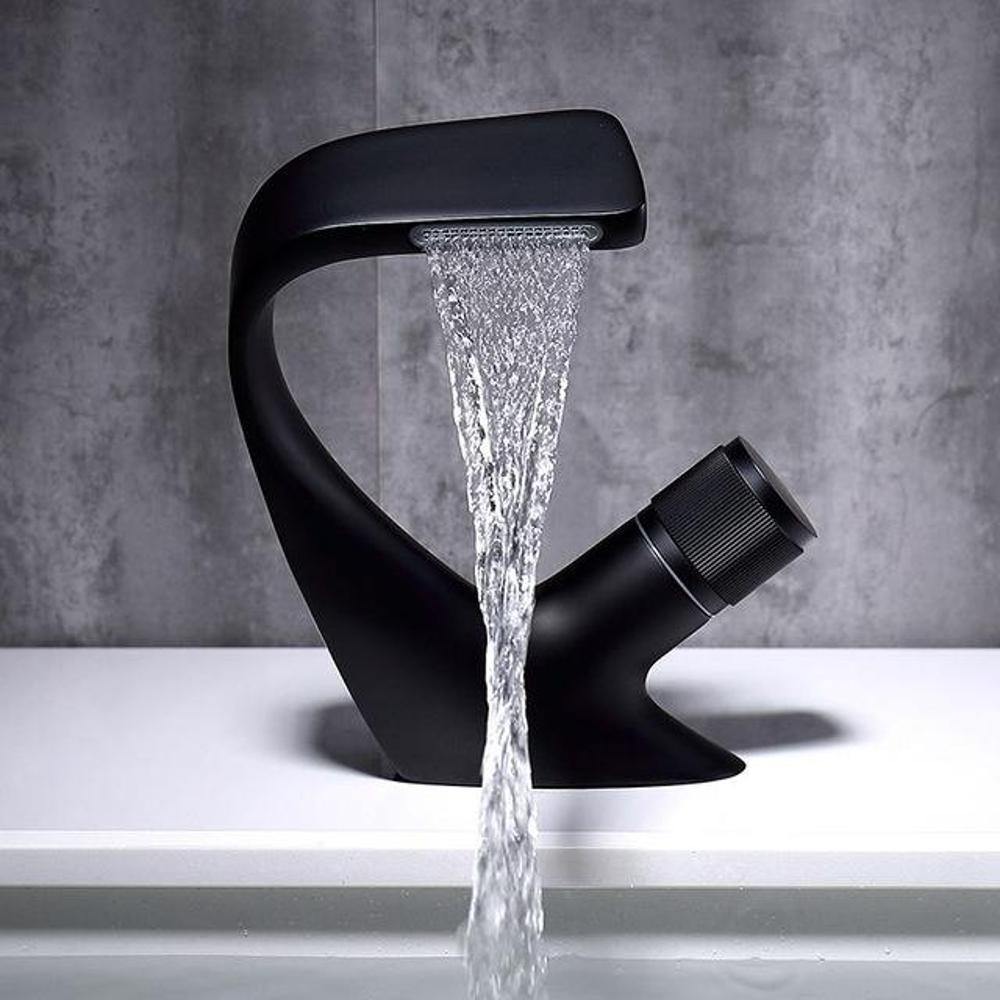 Skanto | AQUACASCADE Servantkran – Moderne Waterfall Badmiks i Solid Messing