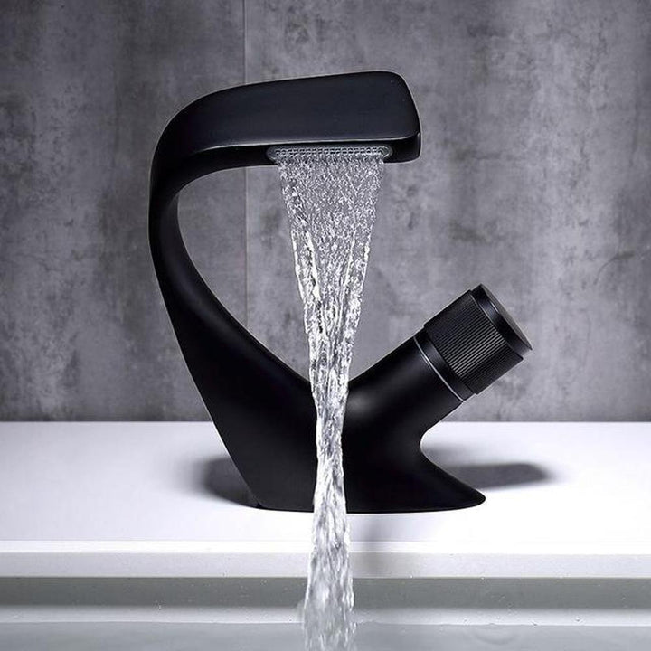 Skanto | AQUACASCADE Servantkran – Moderne Waterfall Badmiks i Solid Messing