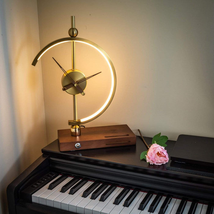 Skanto | Designer klokke med LED-lampe og innebygd lading