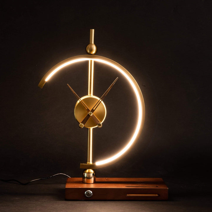 Skanto | Designer klokke med LED-lampe og innebygd lading