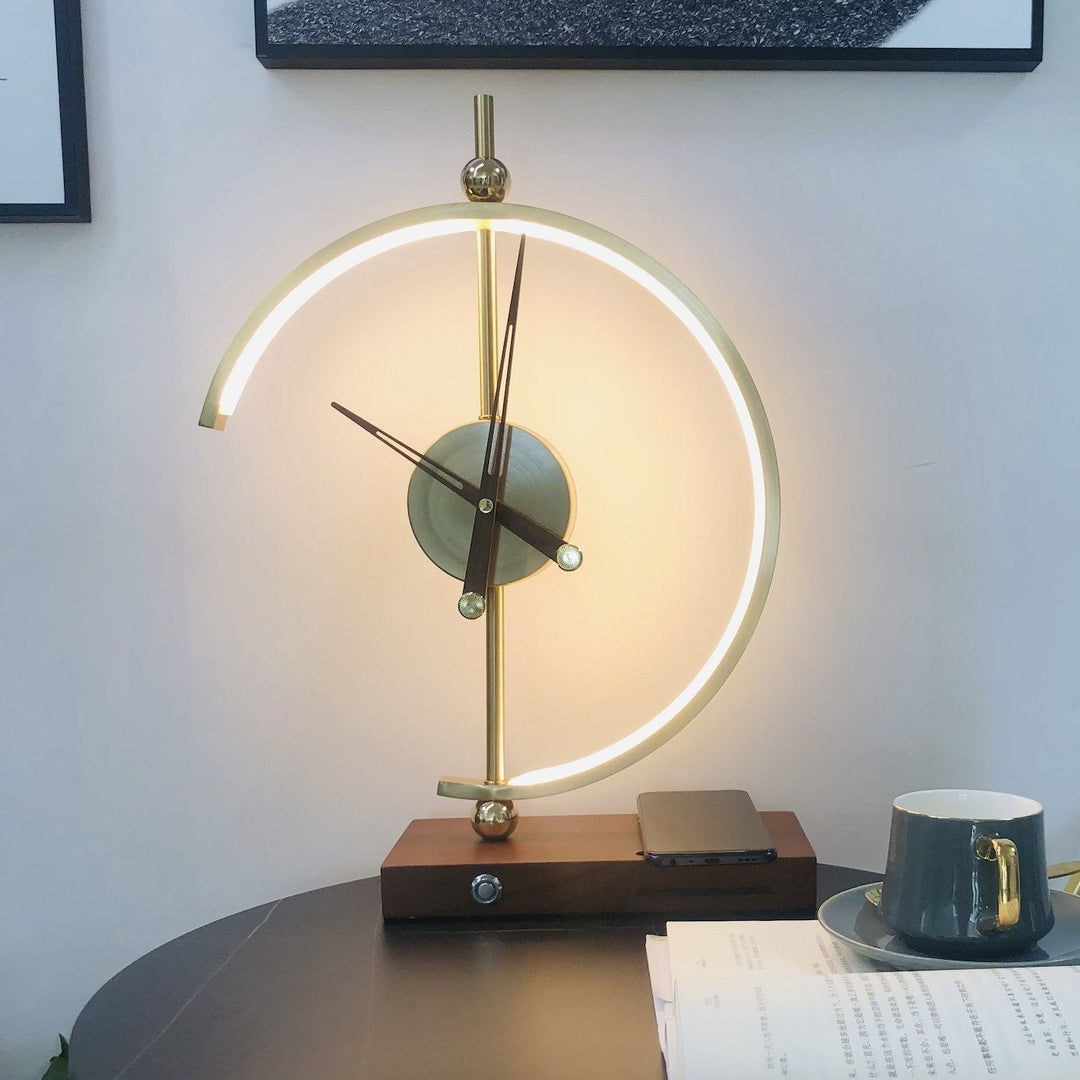 Skanto | Designer klokke med LED-lampe og innebygd lading