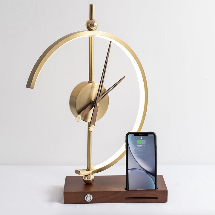 Skanto | Designer klokke med LED-lampe og innebygd lading