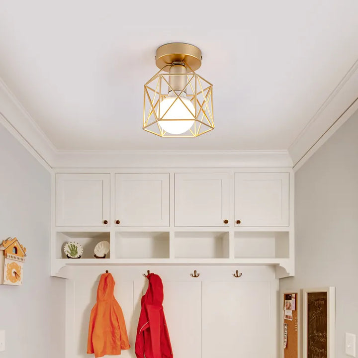 Moderne taklampe med gyldent metallgitter – Stilig belysning for gang og stue | Skanto