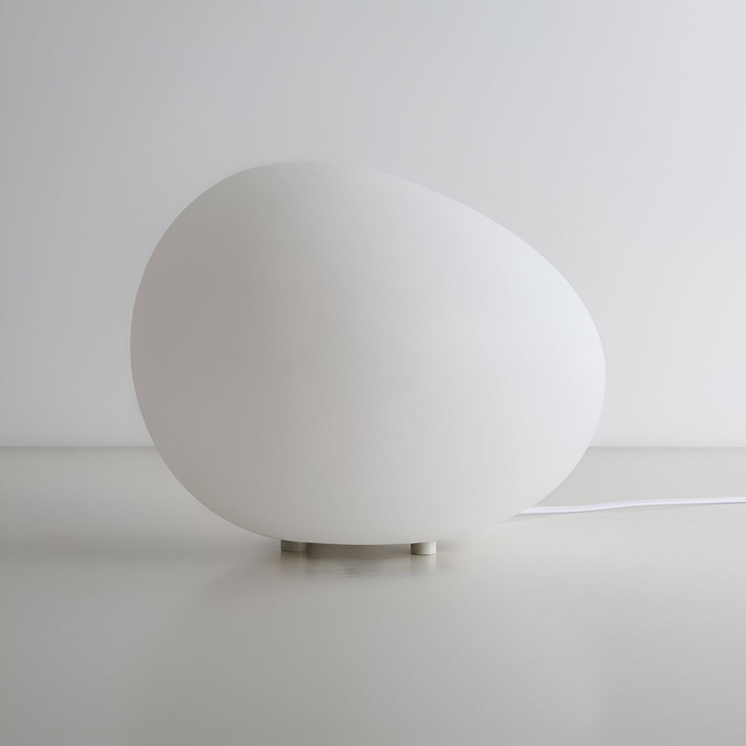 Skanto | Rund Metall Bordlampe i Skandinavisk Design