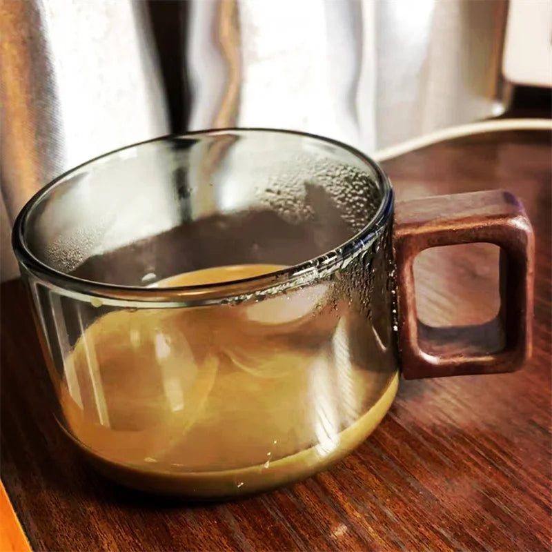 Nordic Glass Kaffeekopp Teekopp med Trehåndtak Sett - Elegant transparent glass, kvadratisk trehåndtak, matchende skjeer og valgfri underlag | Skanto