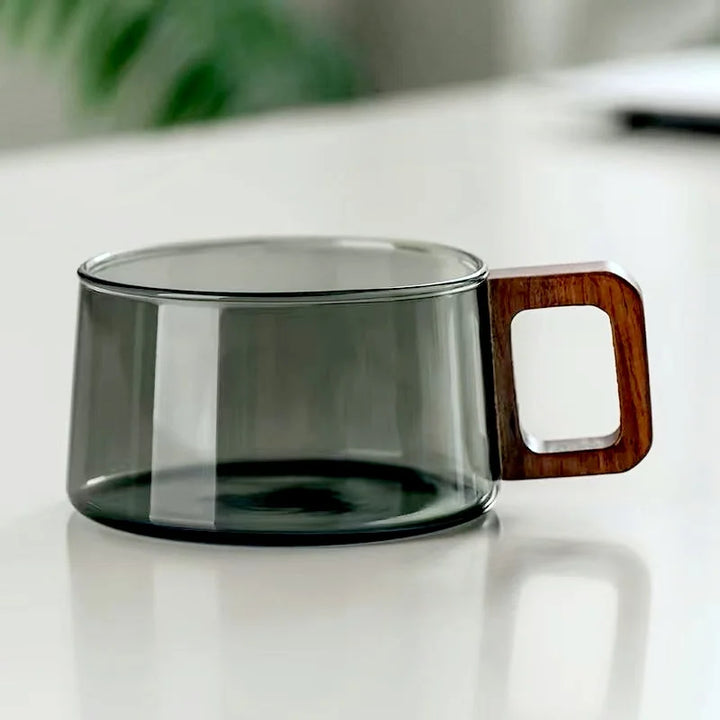 Nordic Glass Kaffeekopp Teekopp med Trehåndtak Sett - Elegant transparent glass, kvadratisk trehåndtak, matchende skjeer og valgfri underlag | Skanto