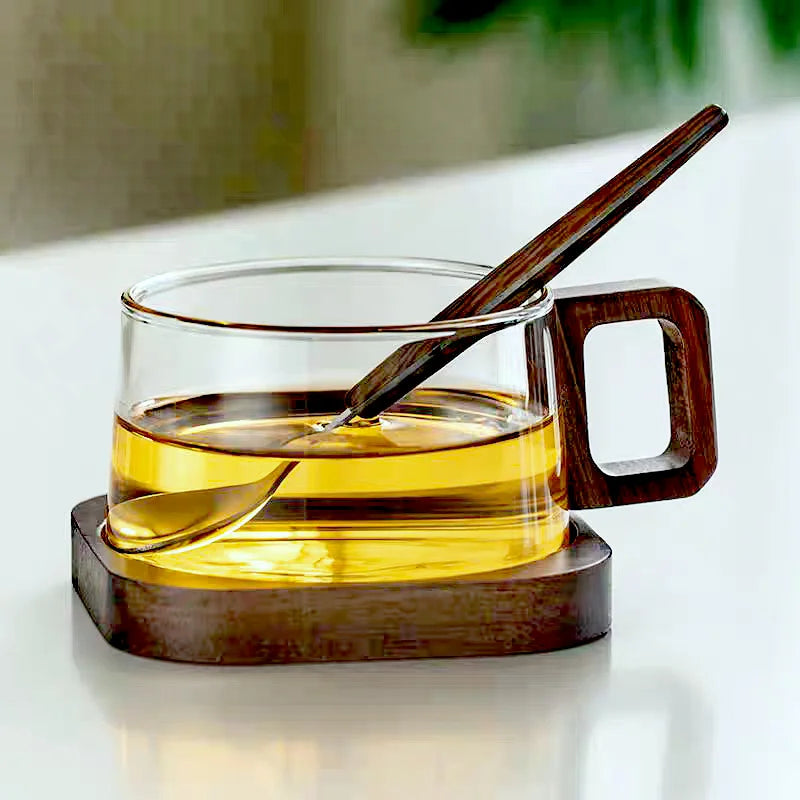 Nordic Glass Kaffeekopp Teekopp med Trehåndtak Sett - Elegant transparent glass, kvadratisk trehåndtak, matchende skjeer og valgfri underlag | Skanto