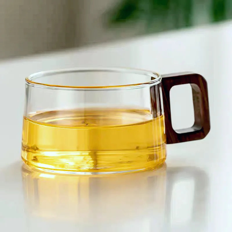 Nordic Glass Kaffeekopp Teekopp med Trehåndtak Sett - Elegant transparent glass, kvadratisk trehåndtak, matchende skjeer og valgfri underlag | Skanto