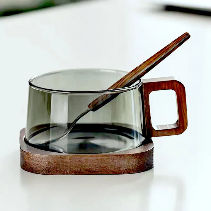 Nordic Glass Kaffeekopp Teekopp med Trehåndtak Sett - Elegant transparent glass, kvadratisk trehåndtak, matchende skjeer og valgfri underlag | Skanto