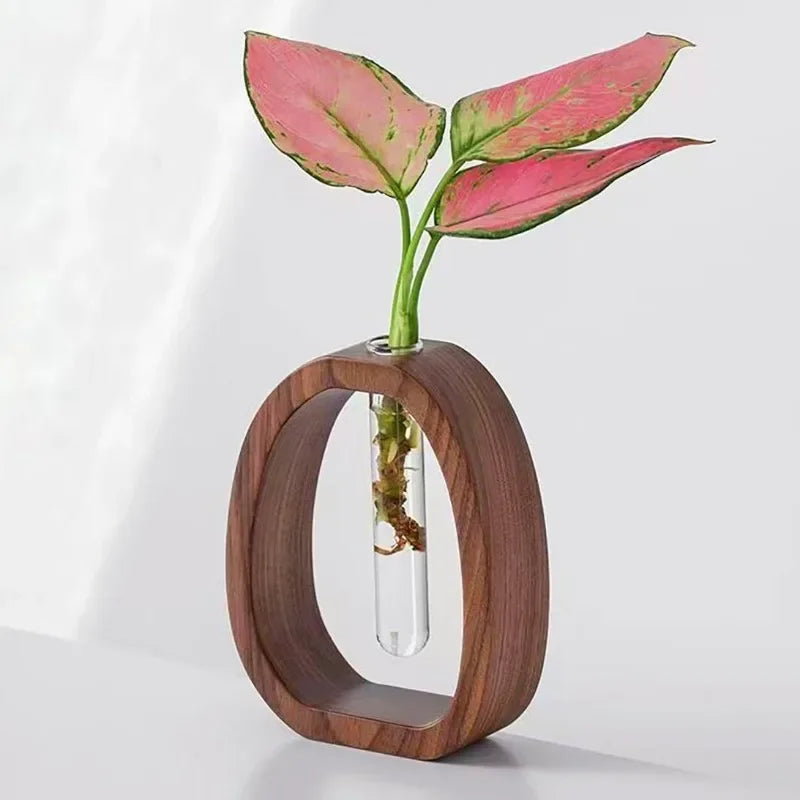 Håndlaget nordisk trehusvase med klart glasselement for minimalistiske blomsterarrangementer moderne skandinavisk interiør | Skanto