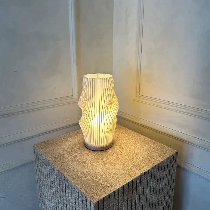 Skanto | USB-Drevet & Elegant Bølgedesign Bordlampe | WaveGlow