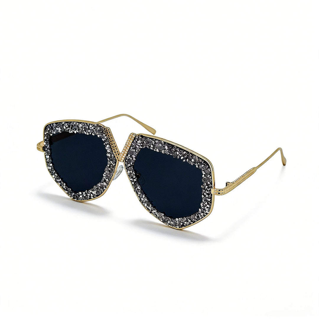 Dame moteriktig solbrille med glitrende ramme og elegant form Skanto
