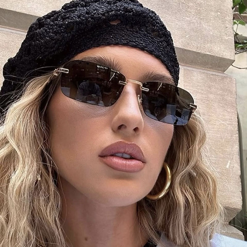 Dame solbrille med elegant metallramme og stilige tre detaljer Skanto