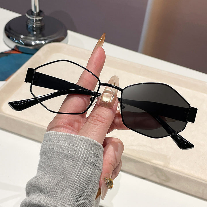Dame moteriktig solbrille i elegant sekskant-design Skanto