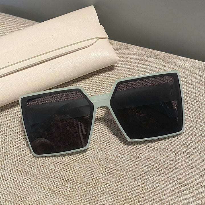 Dame kvadratisk solbrille med robust ramme og stillegant design Skanto