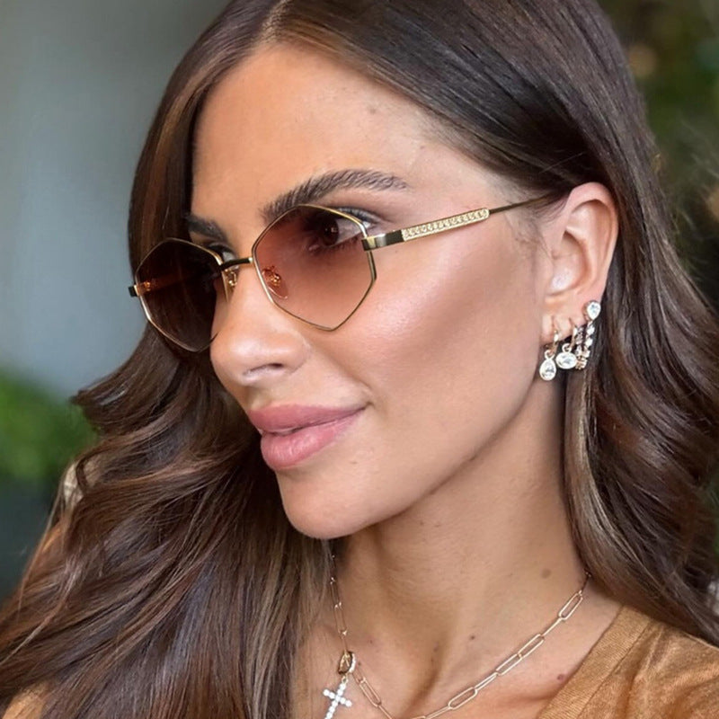 Dame hexagonal solbrille med elegante metallaksenter og UV-beskyttelse Skanto