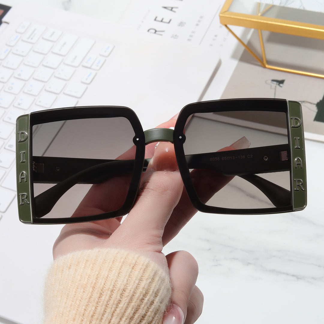 Dame solbrille i moderne kvadratisk design Skanto