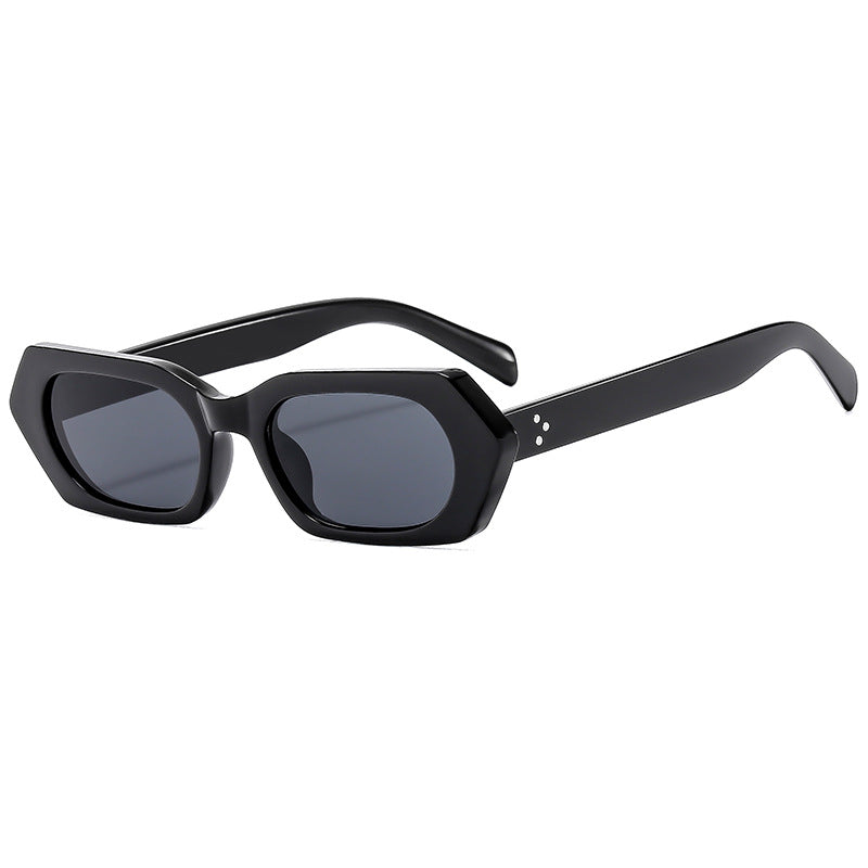 Damer moteriktig solbrille med stilig geometrisk design Skanto