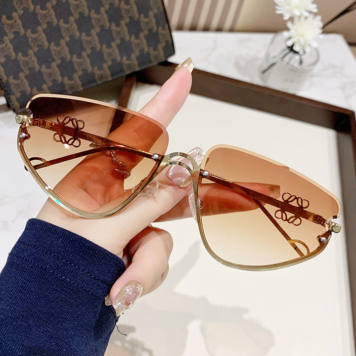 Damer ekstravagant solbrille med moderne, geometrisk ramme Skanto